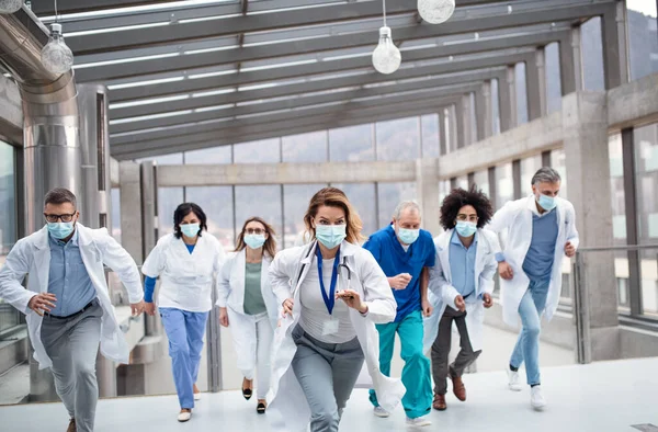 Группа врачей в масках, концепция коронного вируса . — стоковое фото