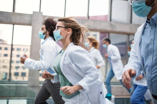 Kelompok dokter dengan masker wajah berjalan, konsep virus korona . — Stok Foto