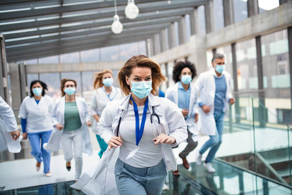 Group of doctors with face masks running, corona virus concept. — Stock Photo, Image