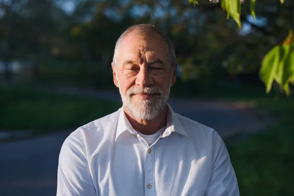 Vooraanzicht van senior man buiten in de lente natuur. — Stockfoto