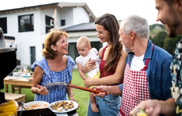 Portrét multigenerační rodiny venku na zahradním grilu, grilování. — Stock fotografie