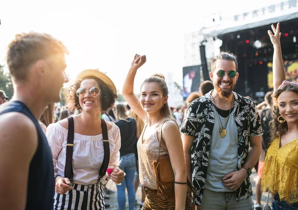 Retrato de grupo de jóvenes amigos bailando en el festival de verano . — Foto de Stock