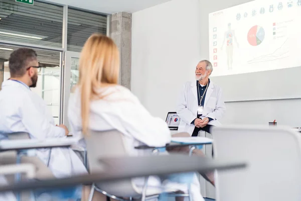 Group of doctors listening to presentation on medical conference. — Stock Photo, Image