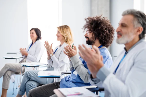 Groep artsen die luisteren naar presentatie over medische conferentie. — Stockfoto