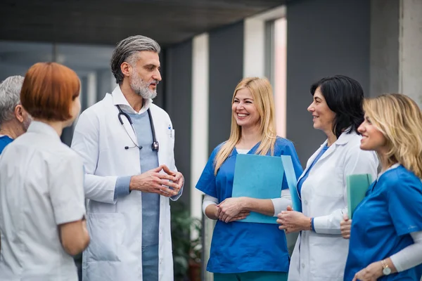 Grupp läkare som står på sjukhus på medicinsk konferens. — Stockfoto