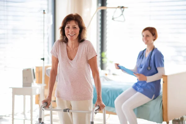 Una paciente mayor con cuadro de caminar en la habitación del hospital . —  Fotos de Stock