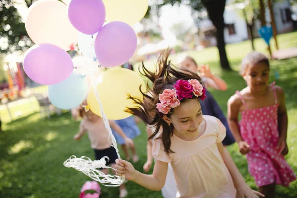 Маленькі діти влітку бігають на відкритому повітрі в саду, граючи . — стокове фото