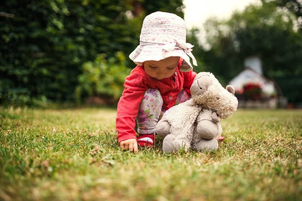 夏の庭で屋外の幼児の女の子の正面図. — ストック写真