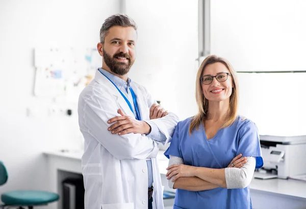 Un dentiste avec assistant dentaire en chirurgie dentaire moderne . — Photo