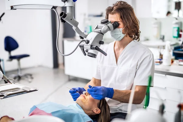 Una donna ha un controllo dentale in chirurgia dentistica . — Foto Stock