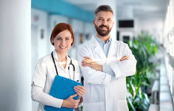Um retrato de homem e mulher médico em pé no hospital . — Fotografia de Stock