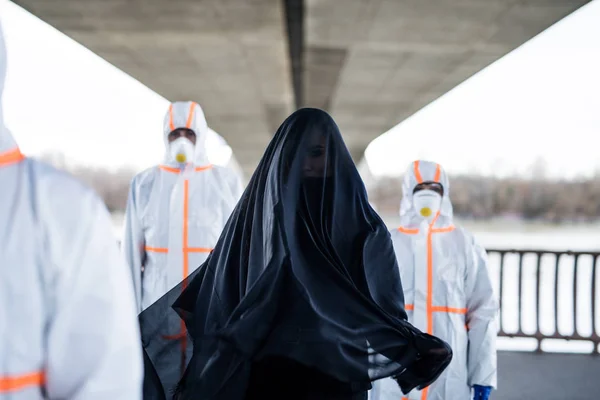 Люди з захисними костюмами на відкритому повітрі, коронавірусом та концепцією смерті . — стокове фото