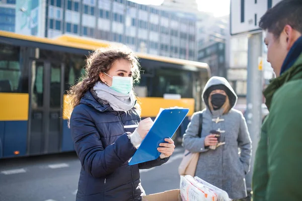 Coronavirus in city, έννοια πρόληψης και προστασίας. — Φωτογραφία Αρχείου