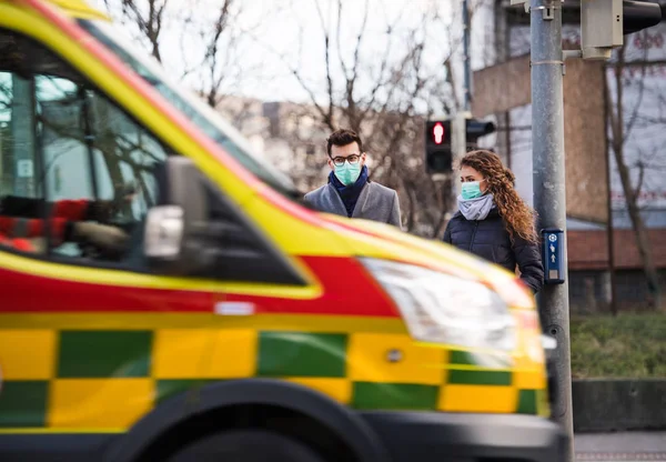 Persoanele cu măști de față care stau în aer liber prin ambulanță, conceptul de coronavirus . — Fotografie, imagine de stoc