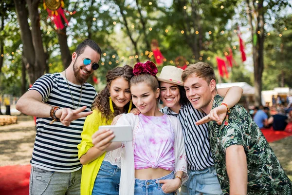 Yaz festivalinde akıllı telefonlu bir grup genç arkadaş selfie çekiyorlar.. — Stok fotoğraf