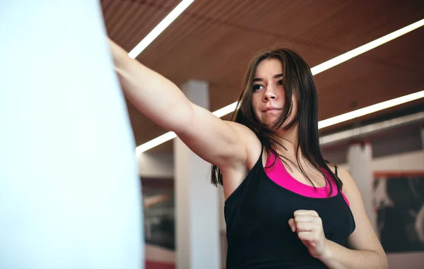 Spor salonunda karate yapan genç bir kadın. Boşluğu kopyala. — Stok fotoğraf