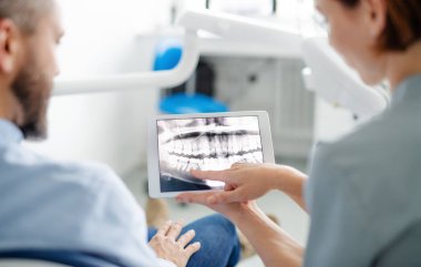 Diş cerrahisinde erkek ve dişçinin arka görünüşü, yıllık check-up.