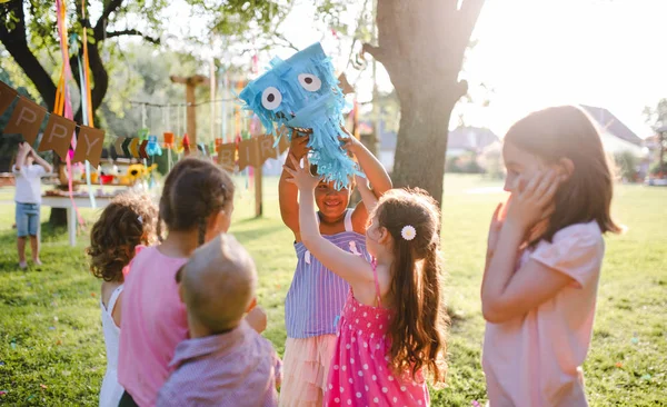 Маленькие дети с воздушным змеем летом на открытом воздухе в саду, играют . — стоковое фото