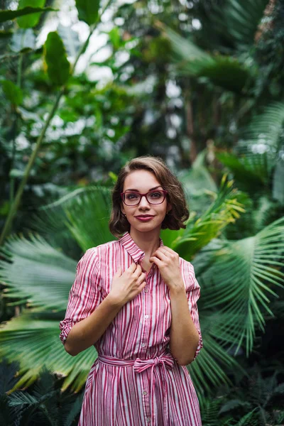 Botanik bahçesinde duran genç bir kadın. Boşluğu kopyala. — Stok fotoğraf