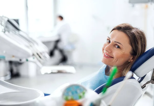 Uma mulher faz um check-up dentário em cirurgia odontológica . — Fotografia de Stock