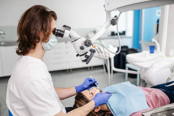 Eine Frau lässt sich in der Zahnarztpraxis untersuchen. — Stockfoto