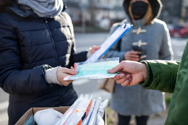 Coronavirus in de stad, preventie en bescherming concept. Een middendoorsnede. — Stockfoto