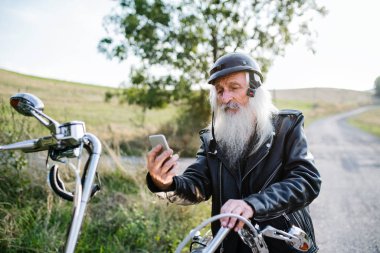 Kırsalda motosikletli son sınıf bir gezgin selfie çekiyor..