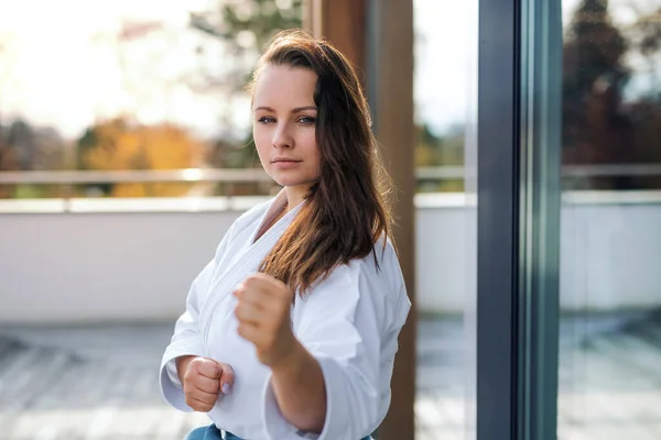 Una giovane donna che pratica karate all'aperto sulla terrazza . — Foto Stock
