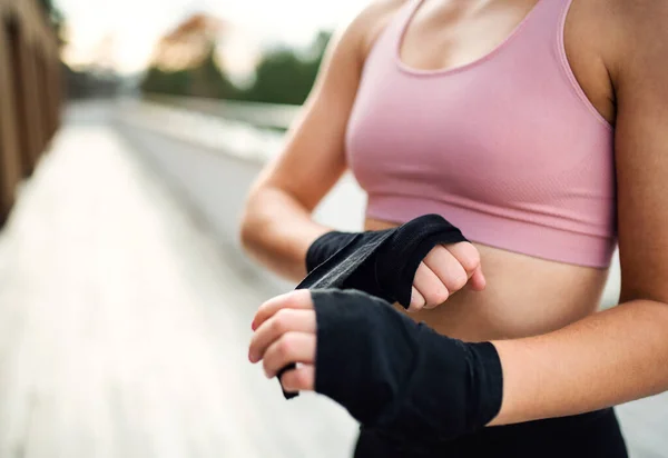 Un milieu de jeune sportive debout à l'extérieur sur la terrasse, se reposant . — Photo