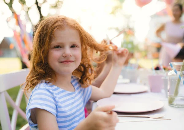 Kleines Mädchen sitzt draußen im Garten, Konzept für Geburtstagsfeier. — Stockfoto