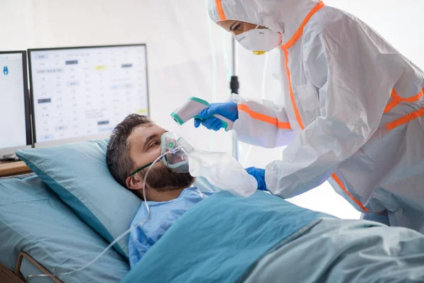 Infekterad patient i karantän liggande i sängen på sjukhus, coronavirus koncept. — Stockfoto