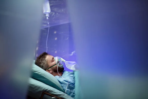 Patient infecté en quarantaine couché au lit à l'hôpital, concept de coronavirus . — Photo