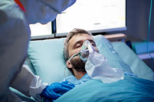 Infizierter Patient in Quarantäne liegt im Krankenhausbett, Coronavirus-Konzept. — Stockfoto