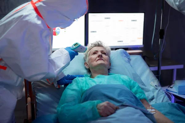Geïnfecteerde patiënt in quarantaine liggend in bed in het ziekenhuis, coronavirus concept. — Stockfoto