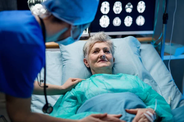Zakażony pacjent w kwarantannie leżący w łóżku w szpitalu, koncepcja koronawirusa. — Zdjęcie stockowe