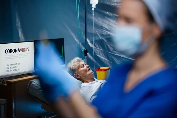 Інфікований пацієнт в карантині лежить в ліжку в лікарні, концепція коронавірусу . — стокове фото