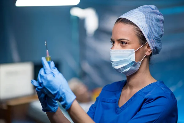 Médico sosteniendo jeringa en el hospital, concepto de coronavirus . — Foto de Stock