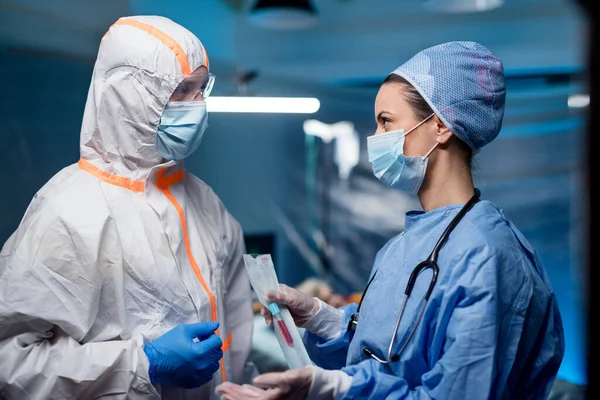 Dokter memegang sampel di rumah sakit, konsep coronavirus . — Stok Foto