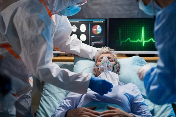 Infected patient in quarantine lying in bed in hospital, coronavirus concept. — Stock Photo, Image