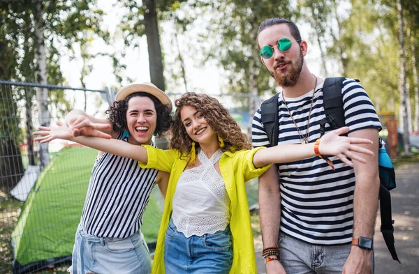 Grupo de jóvenes en el festival de verano, mirando a la cámara . —  Fotos de Stock