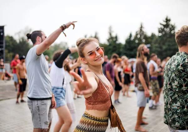 Bella giovane donna che balla al festival estivo . — Foto Stock