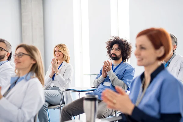 Group of doctors listening to presentation on medical conference. — Stock Photo, Image