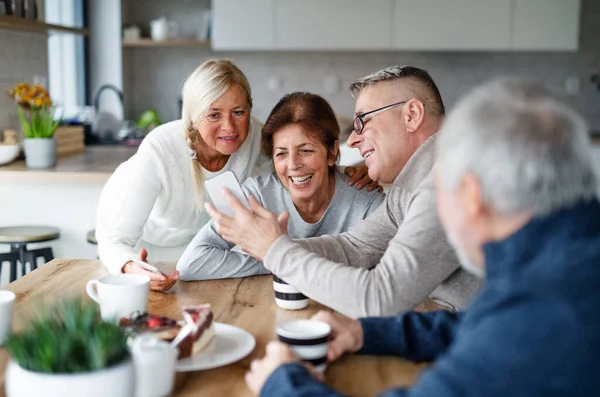 Group of senior friends at home, taking selfie. — Stock Photo, Image