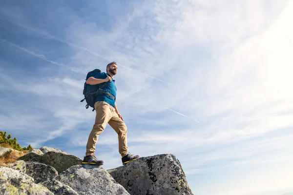 Hombre maduro con mochila senderismo en las montañas en verano . — Foto de Stock