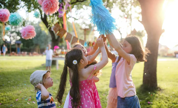 Kleine kinderen met vlieger buiten in de tuin in de zomer, spelen. — Stockfoto