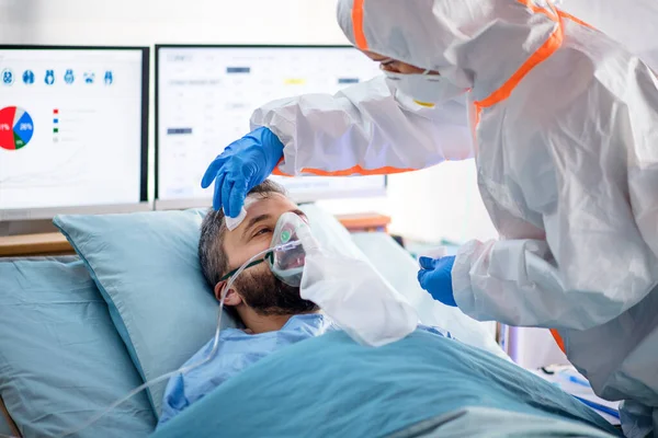 Infekterad patient i karantän liggande i sängen på sjukhus, coronavirus koncept. — Stockfoto