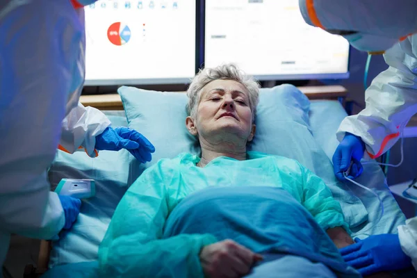 Infekterad patient i karantän liggande i sängen på sjukhus, coronavirus koncept. — Stockfoto