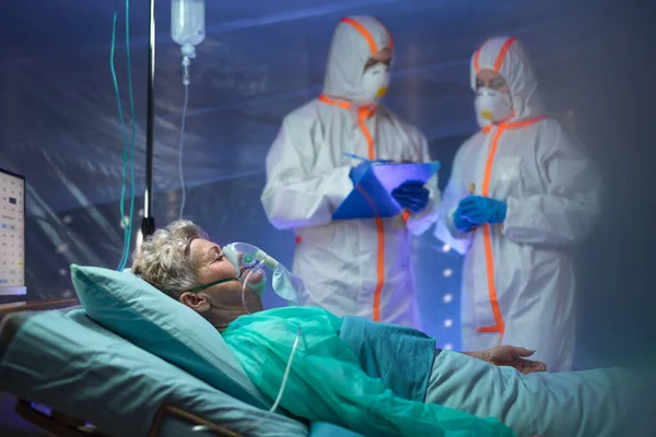 Infekterad patient i karantän liggande i sängen på sjukhus, coronavirus koncept. — Stockfoto