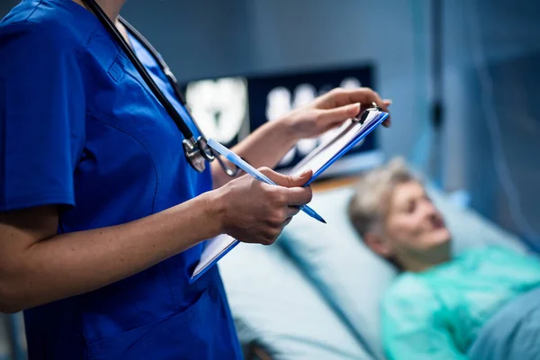 Mittelteil des Arztes im Krankenhaus, Coronavirus-Konzept. — Stockfoto