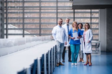 Bir grup doktor tıp konferansında koridorda bekliyor..